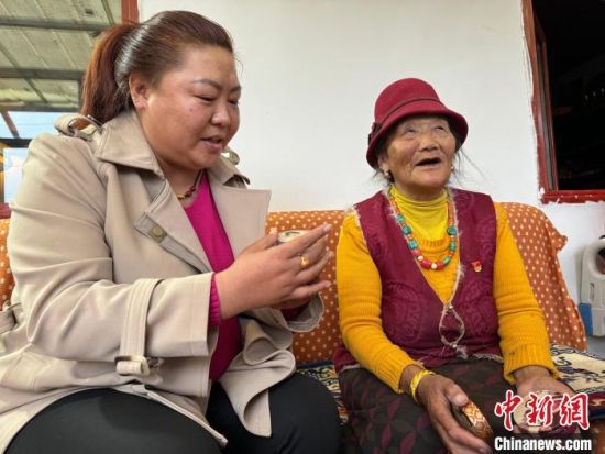 图为西毛(右)与索南吉(左)介绍相关情况。陈宗淇 摄 图为西毛(右)与索南吉(左)介绍相关情况。陈宗淇 摄