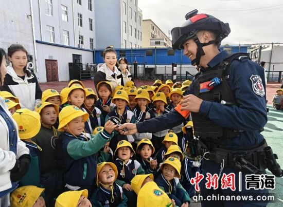 图为警营开放日活动现场。兴海县委宣传部供图。 图为警营开放日活动现场。兴海县委宣传部供图。
