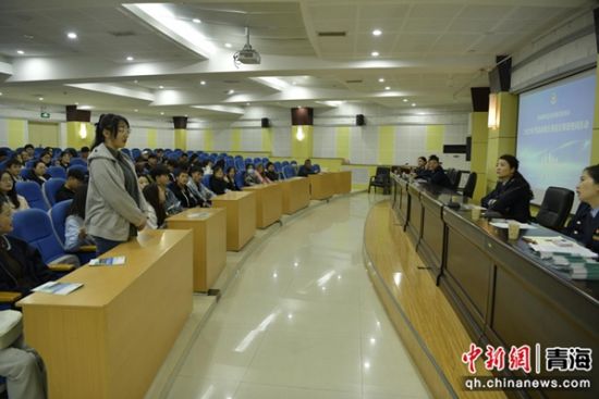 图为与学生代表进行交流。索南尼玛 摄 图为与学生代表进行交流。索南尼玛 摄