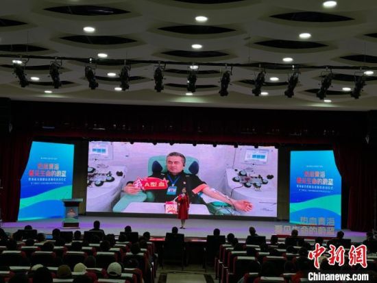 图为全国无偿献血者优秀事迹巡讲团成员进行巡讲。 中新网记者 孙睿 摄 图为全国无偿献血者优秀事迹巡讲团成员进行巡讲。 中新网记者 孙睿 摄