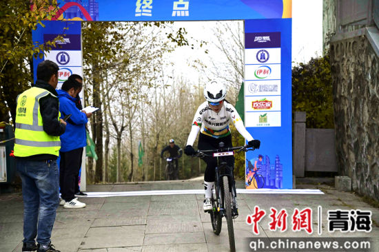 图为参赛选手冲刺终点。陈宗淇 摄