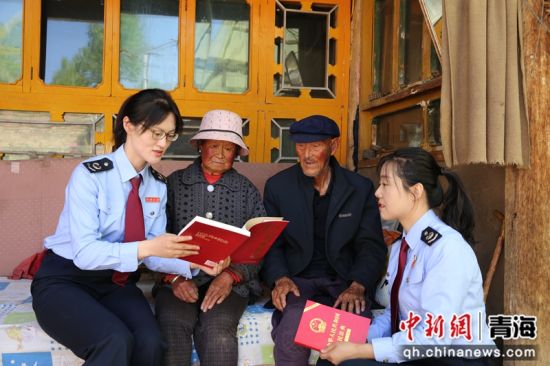 图为税务干部深入辖区周边村庄为老年人普及税法知识。刘露 摄 图为税务干部深入辖区周边村庄为老年人普及税法知识。刘露 摄