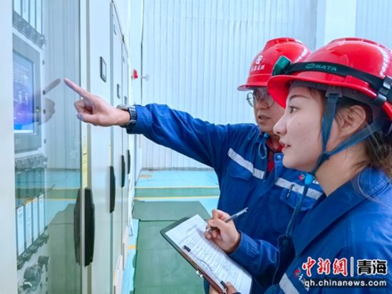 图为工作人员在厂房内记录电站运行数据。李隽 摄 图为工作人员在厂房内记录电站运行数据。李隽 摄