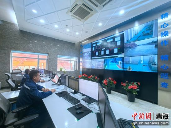 图为大河家水电站电子控制平台。李隽 摄 图为大河家水电站电子控制平台。李隽 摄