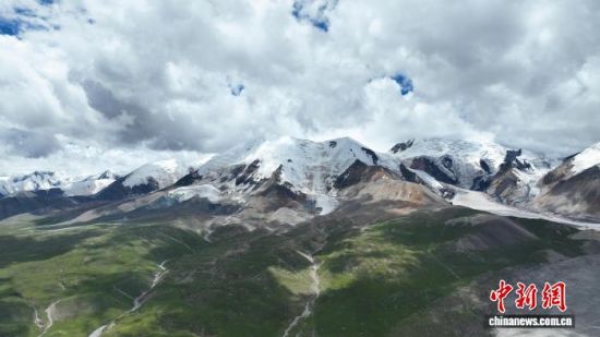 资料图为2022年7月15日，航拍位于青海省果洛藏族自治州玛沁县境内的阿尼玛卿雪山。　马铭言 摄