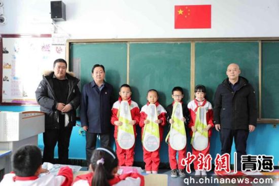 图为捐赠现场。海西国投 供图 图为捐赠现场。海西国投 供图