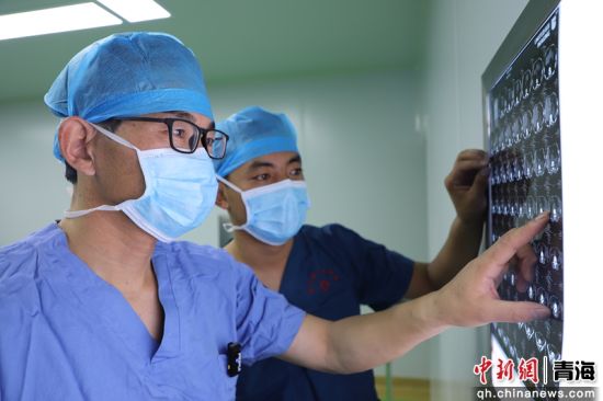 ͼϊ�����е�һ����ҽժ����ʽ���ר�ҹ۲컼����ز��顣�����е�һ����ҽժ��ͼ ͼϊ�����е�һ����ҽժ����ʽ���ר�ҹ۲컼����ز��顣�����е�һ����ҽժ��ͼ
