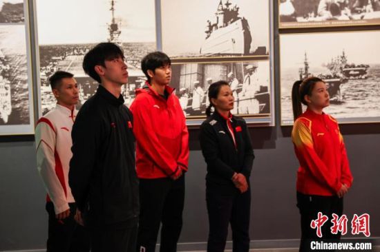 图为参加“奥运健儿青海行·山东奥运健儿海北行”的奥运健儿参观青海原子城纪念馆。薛蒂 摄 图为参加“奥运健儿青海行·山东奥运健儿海北行”的奥运健儿参观青海原子城纪念馆。薛蒂 摄