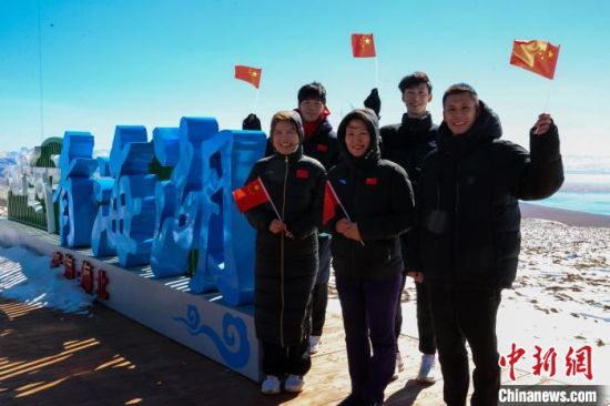 图为参加“奥运健儿青海行·山东奥运健儿海北行”的奥运健儿在同宝山景区合影。薛蒂 摄 图为参加“奥运健儿青海行·山东奥运健儿海北行”的奥运健儿在同宝山景区合影。薛蒂 摄