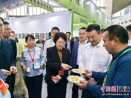 图为参展嘉宾驻足品尝。张生军供图 图为参展嘉宾驻足品尝。张生军供图