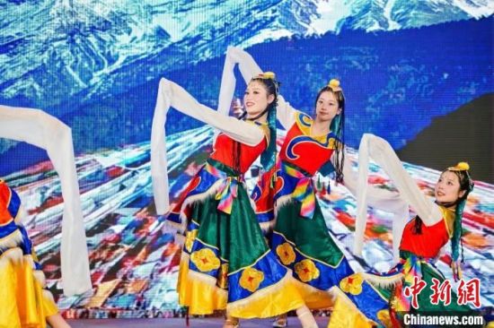 图为特色舞蹈表演。 都兰县委宣传部 供图 图为特色舞蹈表演。 都兰县委宣传部 供图