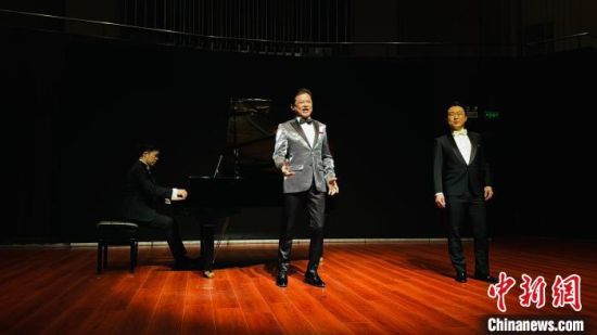 10月28日晚,莫华伦偕香港歌剧院青年歌唱家共同演唱。中新社记者 孙睿 摄 10月28日晚,莫华伦偕香港歌剧院青年歌唱家共同演唱。中新社记者 孙睿 摄
