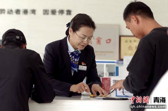 图为吴静微笑服务。建设银行青海省分行供图 图为吴静微笑服务。建设银行青海省分行供图
