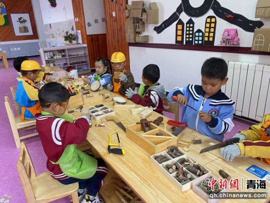 图为开展木工体验活动。兴海县委宣传部供图 图为开展木工体验活动。兴海县委宣传部供图