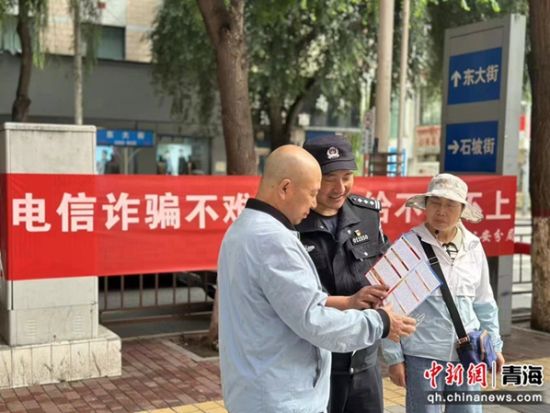 图为向居民宣传防范电信网络诈骗知识。赵太鑫供图 图为向居民宣传防范电信网络诈骗知识。赵太鑫供图