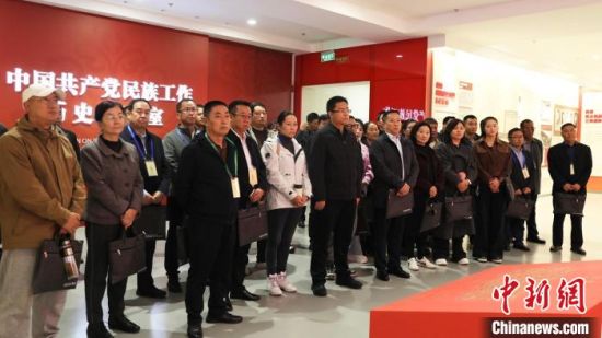 图为各代表参观中国共产党民族工作历史陈列室。胡桂莲 摄 图为各代表参观中国共产党民族工作历史陈列室。胡桂莲 摄