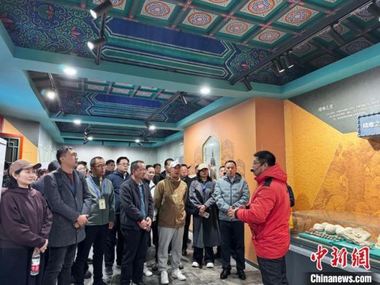 图为各代表参观居庸关长城博物馆。祁绣娟 摄 图为各代表参观居庸关长城博物馆。祁绣娟 摄