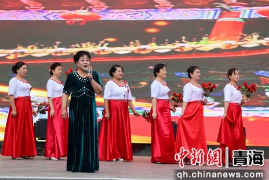 图为活动现场朗诵《映山红》。中新社记者 薛蒂 摄 图为活动现场朗诵《映山红》。中新社记者 薛蒂 摄