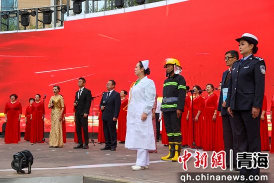 图为活动现场朗诵《英雄》。中新社记者 薛蒂 摄 图为活动现场朗诵《英雄》。中新社记者 薛蒂 摄