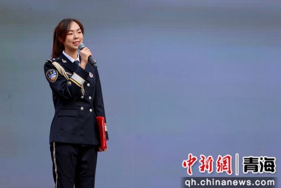 图为演讲《弘扬英模精神 铸牢忠诚警魂》。中新社记者 薛蒂 摄 图为演讲《弘扬英模精神 铸牢忠诚警魂》。中新社记者 薛蒂 摄