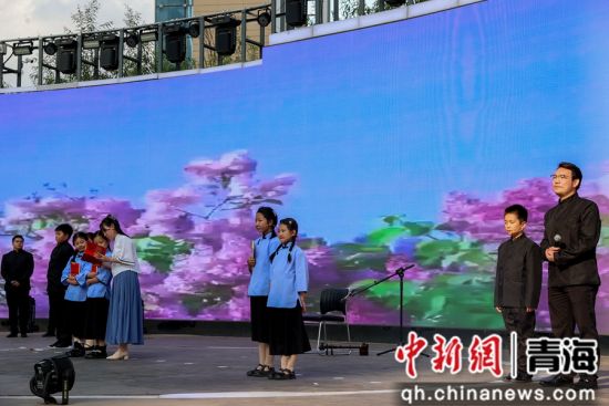 图为现场朗诵《丁香燃红焰 精神永流传》。中新社记者 薛蒂 摄 图为现场朗诵《丁香燃红焰 精神永流传》。中新社记者 薛蒂 摄
