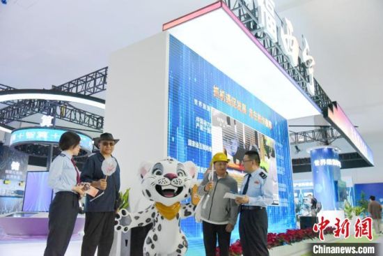 资料图为西宁市税务局干部为纳税人缴费人讲解相关税费政策。 杜亚萍 摄 资料图为西宁市税务局干部为纳税人缴费人讲解相关税费政策。 杜亚萍 摄