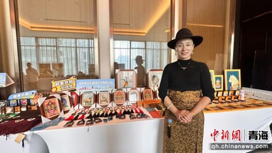 图为展出的藏绣工艺品。张生军供图 图为展出的藏绣工艺品。张生军供图