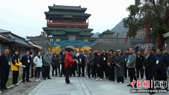 图为学员们参观考察北京市铸牢中华民族共同体意识教育实践基地——居庸关长城博物馆。胡桂莲 摄 图为学员们参观考察北京市铸牢中华民族共同体意识教育实践基地——居庸关长城博物馆。胡桂莲 摄