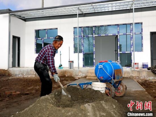 图为正在进行内部装修的村民。马芳 摄 图为正在进行内部装修的村民。马芳 摄