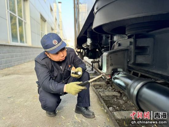 图为冶建军在认真工作中。青藏集团公司供图 图为冶建军在认真工作中。青藏集团公司供图