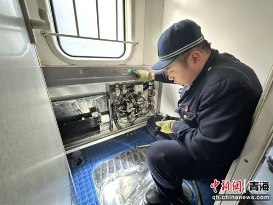 图为冶建军在认真工作中。青藏集团公司供图 图为冶建军在认真工作中。青藏集团公司供图