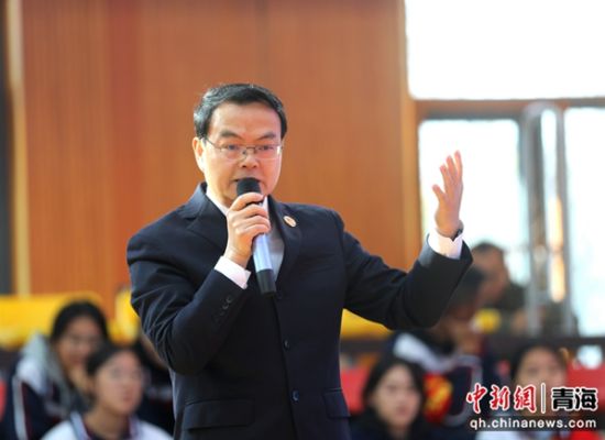 图为青海省人民检察院党组书记、检察长查庆九讲授法治课。青海省人民检察院 供图 图为青海省人民检察院党组书记、检察长查庆九讲授法治课。青海省人民检察院 供图