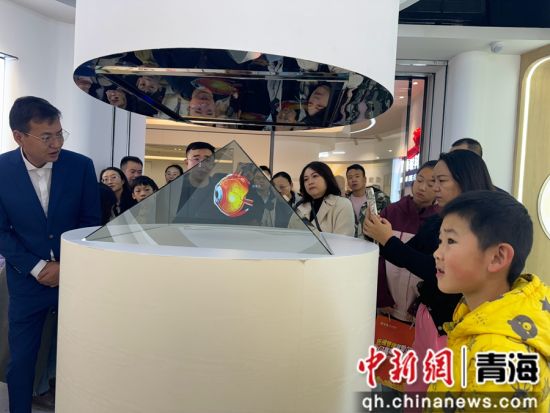 图为市民们参观科普馆。 孙睿 摄 图为市民们参观科普馆。 孙睿 摄
