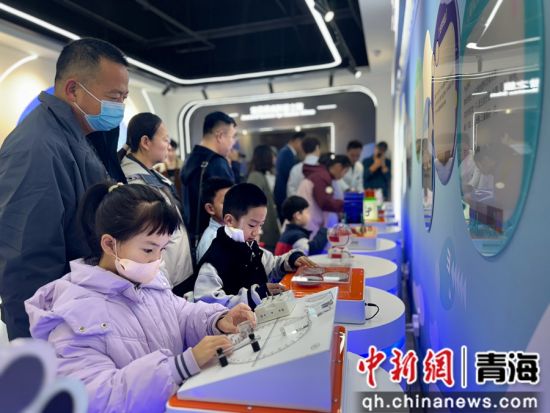 图为家长带孩子们在科普馆内参观体验。孙睿 摄 图为家长带孩子们在科普馆内参观体验。孙睿 摄