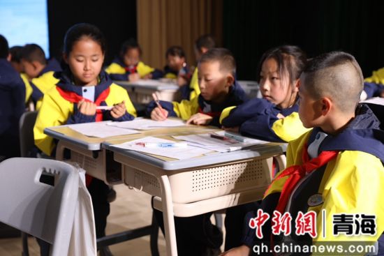 图为专题研训现场。王媛 摄 图为专题研训现场。王媛 摄