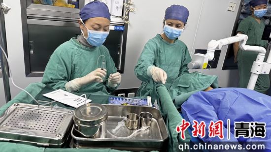 图为手术现场。西宁市第一人民医院供图 图为手术现场。西宁市第一人民医院供图