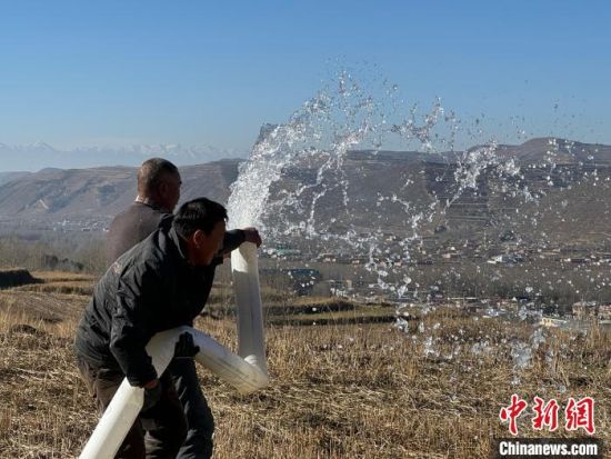 图为山地灌溉。谈林明 供图 图为山地灌溉。谈林明 供图