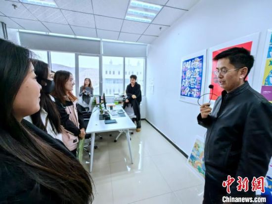 图为大学生代表与海东·无锡乡村振兴创业孵化园孵化企业交流。李隽 摄 图为大学生代表与海东·无锡乡村振兴创业孵化园孵化企业交流。李隽 摄