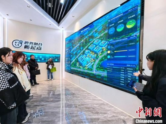 图为大学生代表参观中国电信大数据中心。李隽 摄 图为大学生代表参观中国电信大数据中心。李隽 摄