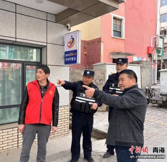 图为巡逻民警为游客指路。赵太鑫供图 图为巡逻民警为游客指路。赵太鑫供图