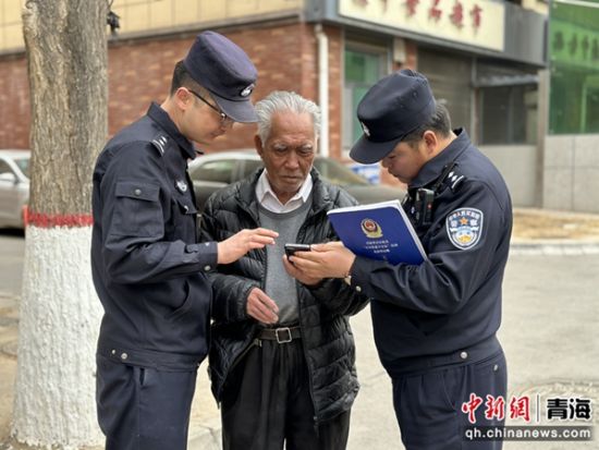 图为民警帮助老人解决困难。赵太鑫供图 图为民警帮助老人解决困难。赵太鑫供图