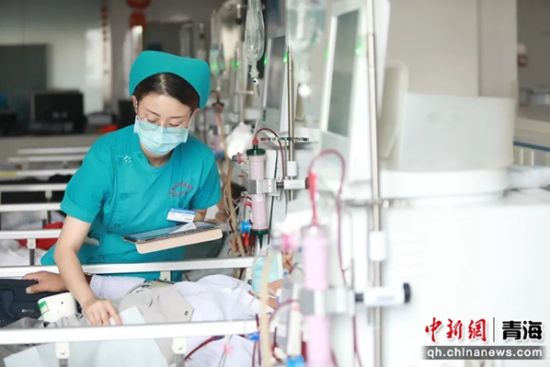 图为诊疗现场。青大附院 供图 图为诊疗现场。青大附院 供图