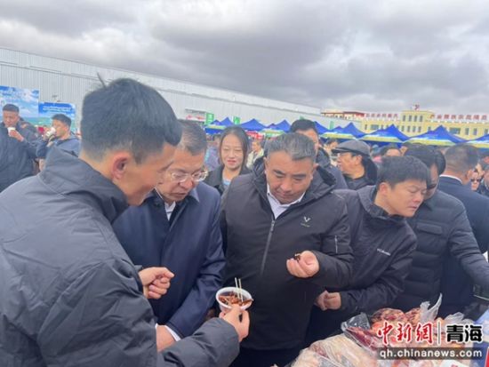 图为市集现场。泽库融媒供图 图为市集现场。泽库融媒供图