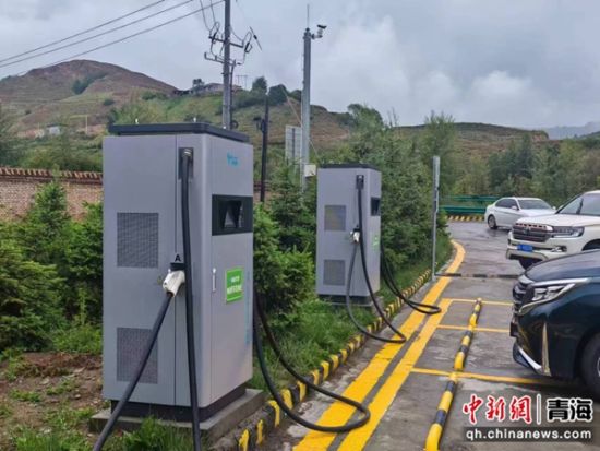 图为青海省高速公路服务区充电服务。青海省交控绿色产业有限公司供图 图为青海省高速公路服务区充电服务。青海省交控绿色产业有限公司供图