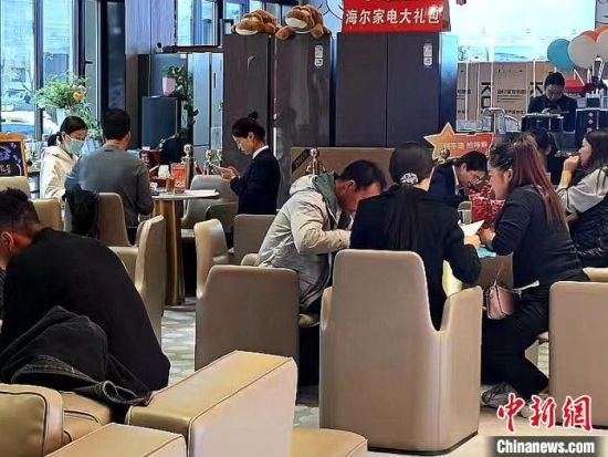 资料图为某商品房营销中心人气满满。受访者供图 资料图为某商品房营销中心人气满满。受访者供图