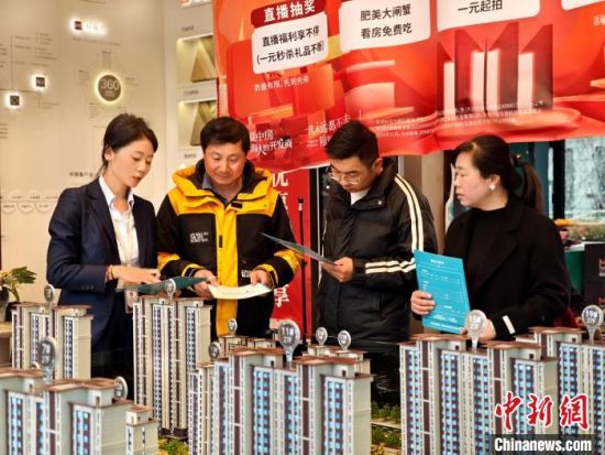 图为海东市民正在看房选房。李永兰 摄 图为海东市民正在看房选房。李永兰 摄