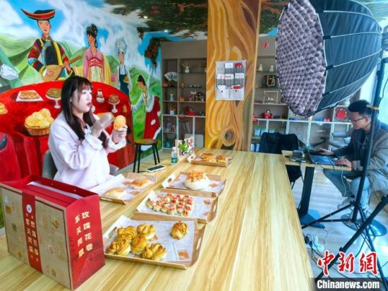 图为各类面点通过直播间在网络上销售。李隽 摄 图为各类面点通过直播间在网络上销售。李隽 摄