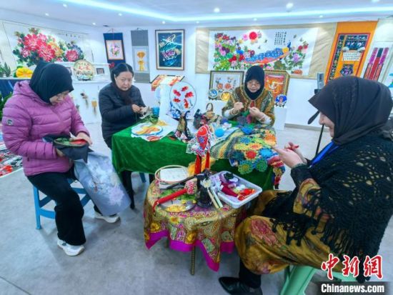 图为清真巷街道凤凰园社区“同心共富工坊”编织队姐妹们在一起。李隽 摄 图为清真巷街道凤凰园社区“同心共富工坊”编织队姐妹们在一起。李隽 摄