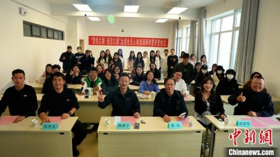 图为在研学营开营现场,师生与嘉宾合影。肖瑞松 摄 图为在研学营开营现场,师生与嘉宾合影。肖瑞松 摄