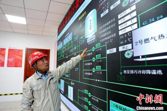 图为工作人员介绍大柴旦清洁供暖项目集控中心。张添福 摄 图为工作人员介绍大柴旦清洁供暖项目集控中心。张添福 摄
